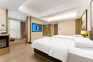 Habitación superior con 2 camas individuales, varias camas, vistas a la ciudad | Espacio para trabajar con un portátil, cortinas opacas, wifi gratis