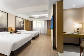 Habitación superior con 2 camas individuales, varias camas, vistas a la ciudad | 1 dormitorio, espacio para trabajar con un portátil, cortinas opacas