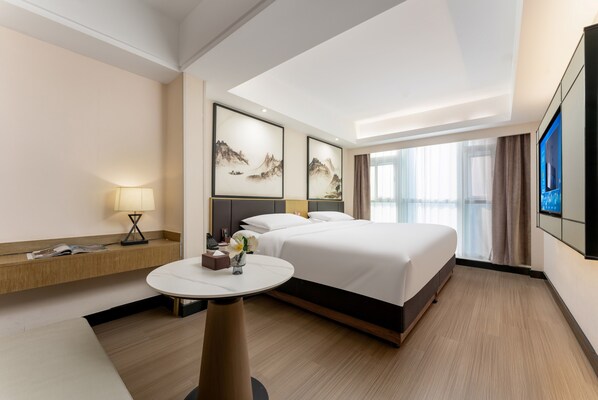 Kolmen hengen perhehuone, kaupunkinäköala | Kannettavalle tietokoneelle sopiva työtila, pimennysverhot