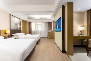 Habitación superior con 2 camas individuales, varias camas, vistas a la ciudad | 1 dormitorio, espacio para trabajar con un portátil, cortinas opacas