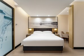 Quarto casal conforto, 1 cama Queen | 1 quarto, espaço de trabalho para notebook, cortinas blackout