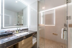 Habitación Confort con 2 camas individuales, varias camas | Espacio para trabajar con un portátil, cortinas opacas, wifi gratis