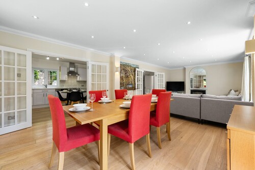 Ascot Spacious 4 Bedroom Home with Driveway