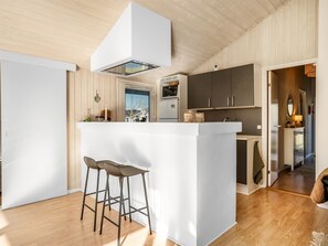 Kylskåp, mikrovågsugn, diskmaskin och grytor/köksredskap