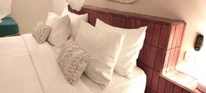 1 bedroom, iron/ironing board, WiFi, bed sheets - Ella Nine Peaks - One Room  in "The Club House" in Ella with AC and Pool (Ella)