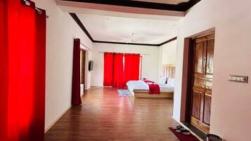 Een bureau, gratis wifi, beddengoed