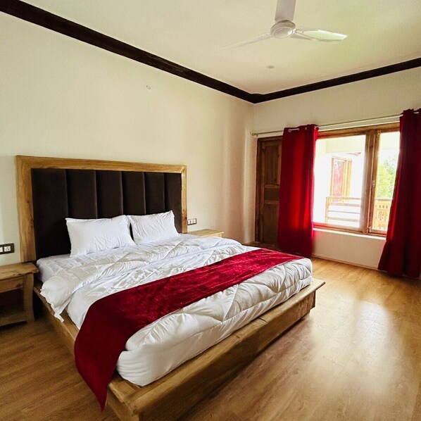 Kahden hengen huone | Työpöytä, ilmainen Wi-Fi, vuodevaatteet