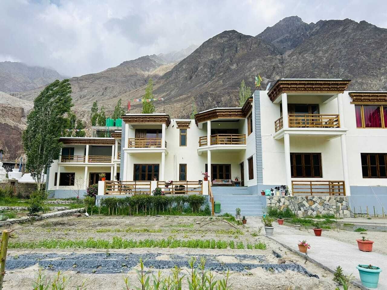 Vista frontal de la propiedad