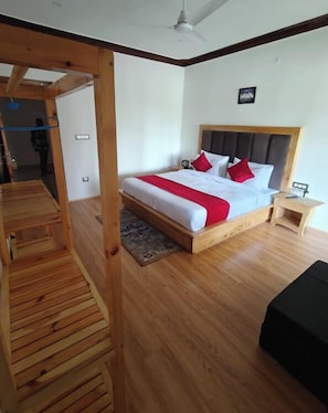 Desk, free WiFi, bed sheets - Hotel The Milky Way  (Leh)