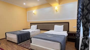 Deluxe dubbelrum eller tvåbäddsrum | Skrivbord, arbetsyta för laptop och gratis wi-fi