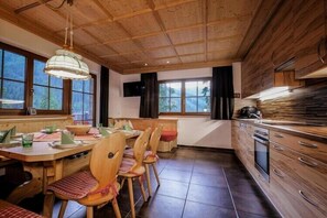 Réfrigérateur, un four, surface de cuisson, lave-vaisselle