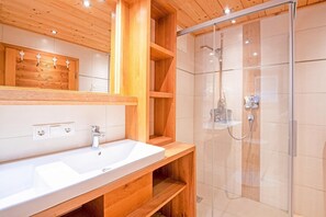 Douche, sèche-cheveux, serviettes fournies