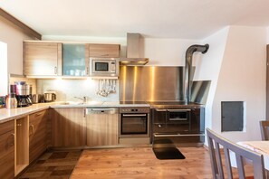 Een koelkast, een microgolfoven, een oven, een kookplaat