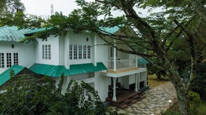 Exterior - Spacious 7-bedroom bungalow in lovely Munnar with WiFi (Munnar)