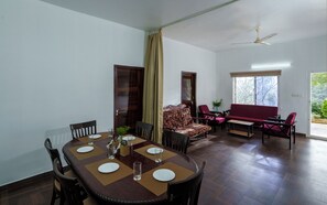 Dining - Spacious 7-bedroom bungalow in lovely Munnar with WiFi (Munnar)