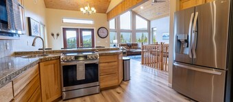 Misty Mountain Retreat, Epic Views, Sleeps 11