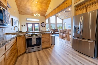 Misty Mountain Retreat, Epic Views, Sleeps 11