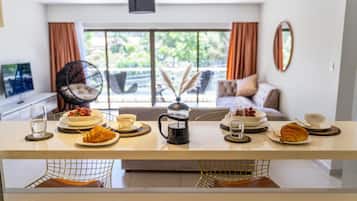 Deluxe-Apartment, Stadtblick | Essbereich im Zimmer