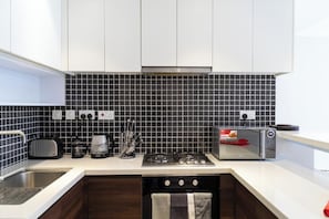 Deluxe-Apartment, Stadtblick | Eigene Küche | Herdplatte, Kochgeschirr/Geschirr/Besteck