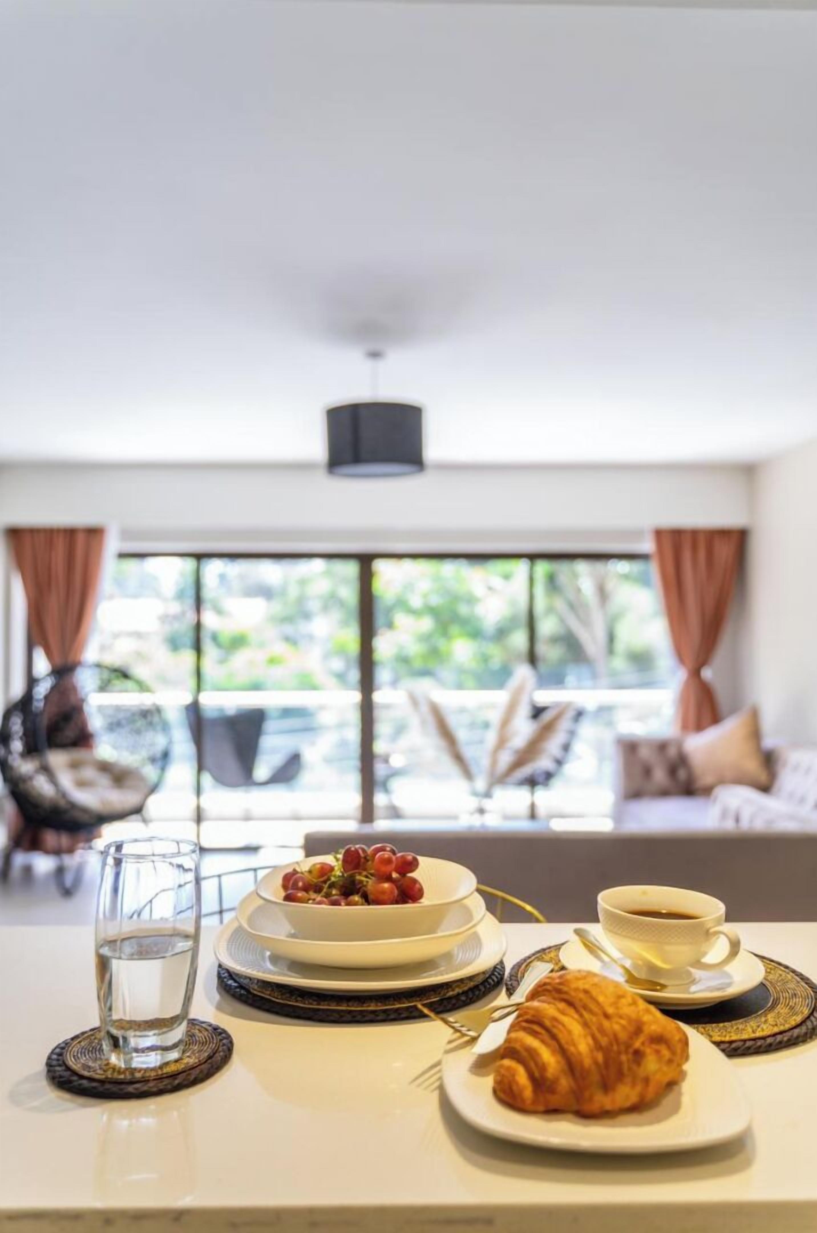 Apartamento Deluxe, vistas a la ciudad | Servicio de comidas en la habitación