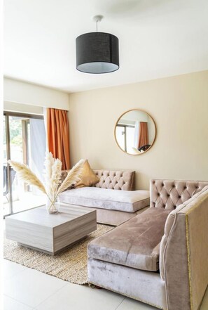 Deluxe Apartment, City View | Living area