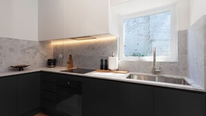 Réfrigérateur, micro-ondes, four, plaque de cuisson