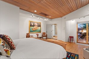 2 bedrooms, travel cot, WiFi, bed sheets