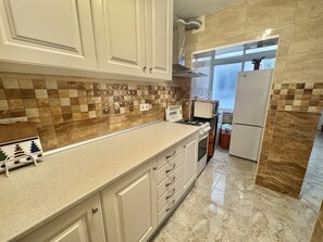 Een koelkast, een microgolfoven, een koffiezetapparaat/waterkoker