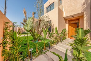 Property grounds - Villa Nadia - Heated Pool - Breakfast - Airport Pickup - Ping Pong - Trampoline (Marrakech)