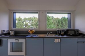 Cafetière/bouilloire, tables à manger