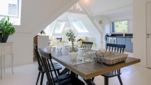Un apartamento moderno estilo loft con comedor, cocina y sala de estar.