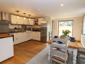 Dishwasher, cookware/dishes/utensils - Little Dairy House (Swanage)