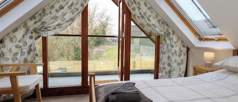 2 makuuhuonetta, yksilöllisesti sisustettu, yksilöllisesti kalustettu