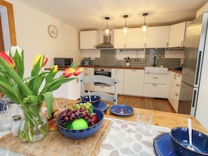 Fridge, microwave, dishwasher, cookware/dishes/utensils - Little Dairy House (Swanage)
