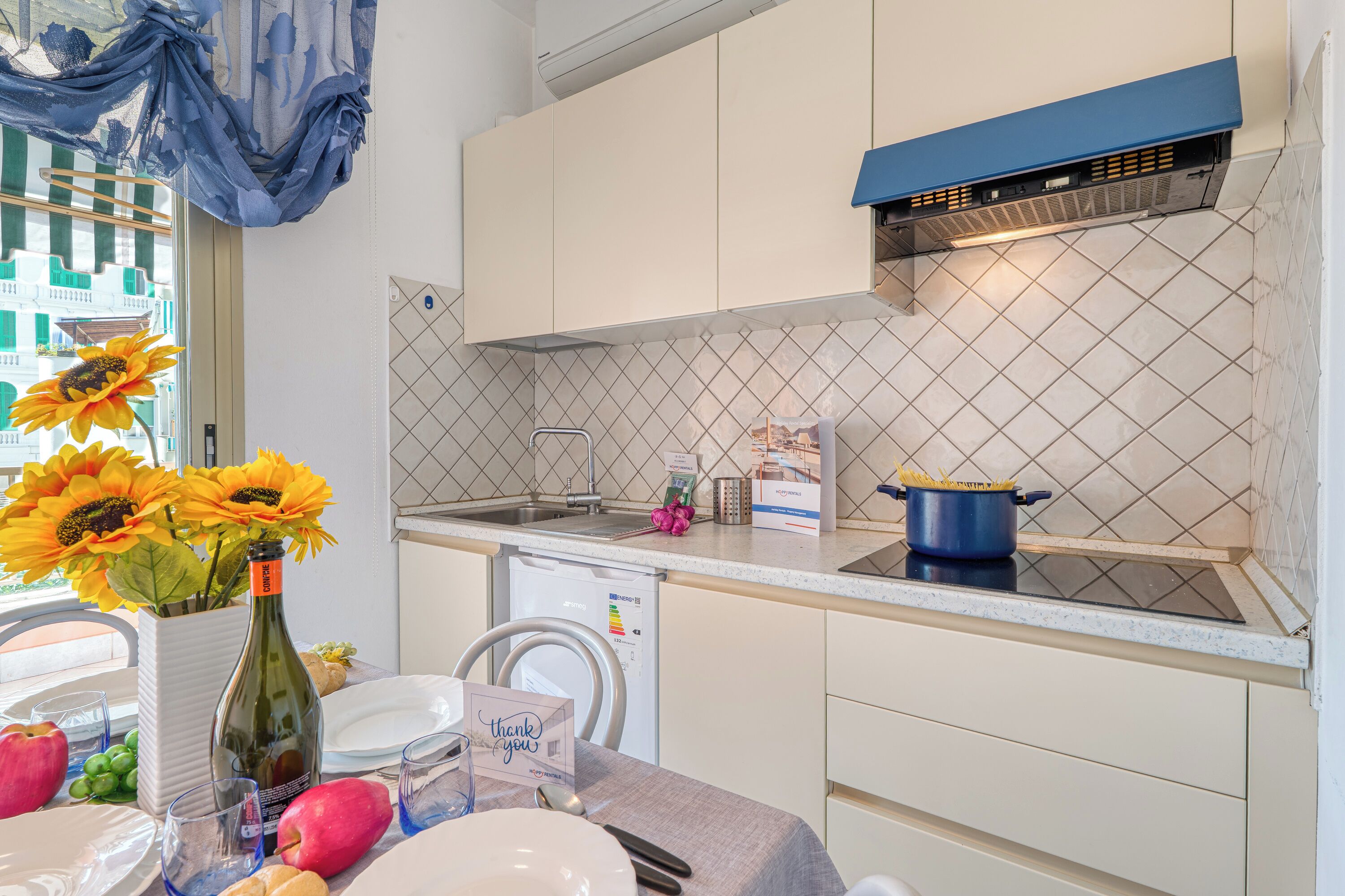 Familie appartement, meerdere slaapkamers (Imperiale Residence Bilocale) | Privékeuken | Een koelkast, een microgolfoven, een kookplaat