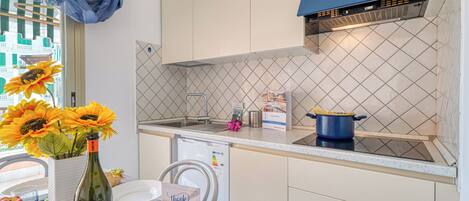 Appartement familial, plusieurs chambres (Imperiale Residence Bilocale) | Cuisine privée | Réfrigérateur, four à micro-ondes, surface de cuisson, cafetiÚre-théiÚre