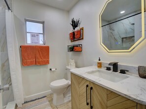 Hårtork, handdukar, tvål och schampo