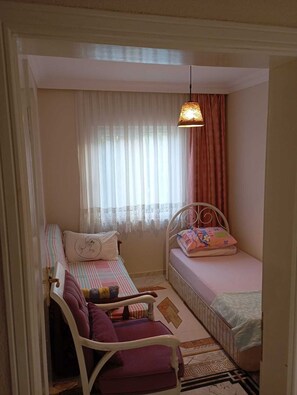 2 habitaciones, tabla de planchar con plancha y ropa de cama
