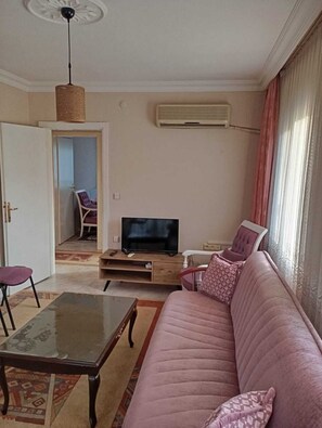 Living area - Charming 2-bedroom apartment in fabulous Marmaris with AC (Marmaris)
