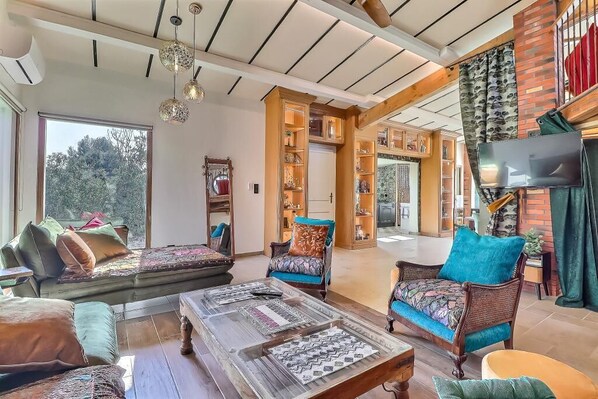 Smart TV, table tennis, books