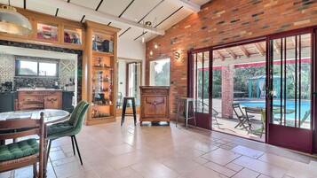 Una Smart TV, una mesa de tenis de mesa, libros