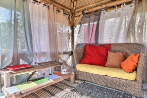 Téléviseur connecté, table de ping-pong, livres