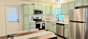 Stylish Home | Sleep 6 | Mid Town