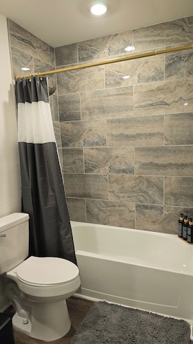 Stylish Home | Sleep 6 | Mid Town