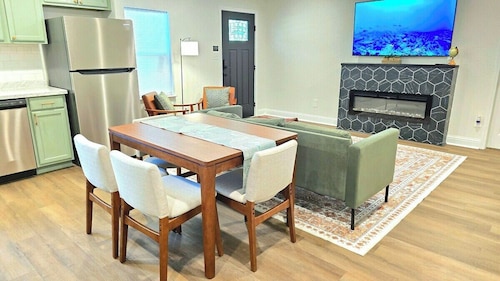 Stylish Home | Sleep 6 | Mid Town