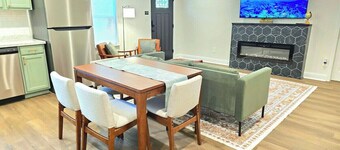 Stylish Home | Sleep 6 | Mid Town