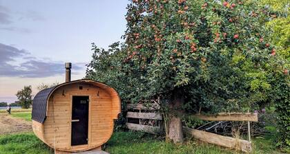 Ferienwohnung im gemütlichen Bauernhaus am Badesee mit großem Garten und Sauna