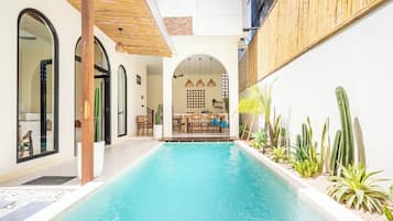 Una piscina al aire libre