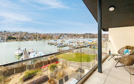 Terrace/patio. Creek View, Isle of Wight