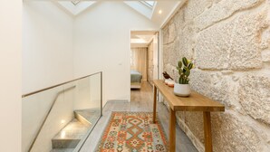 2 habitaciones y tabla de planchar con plancha 